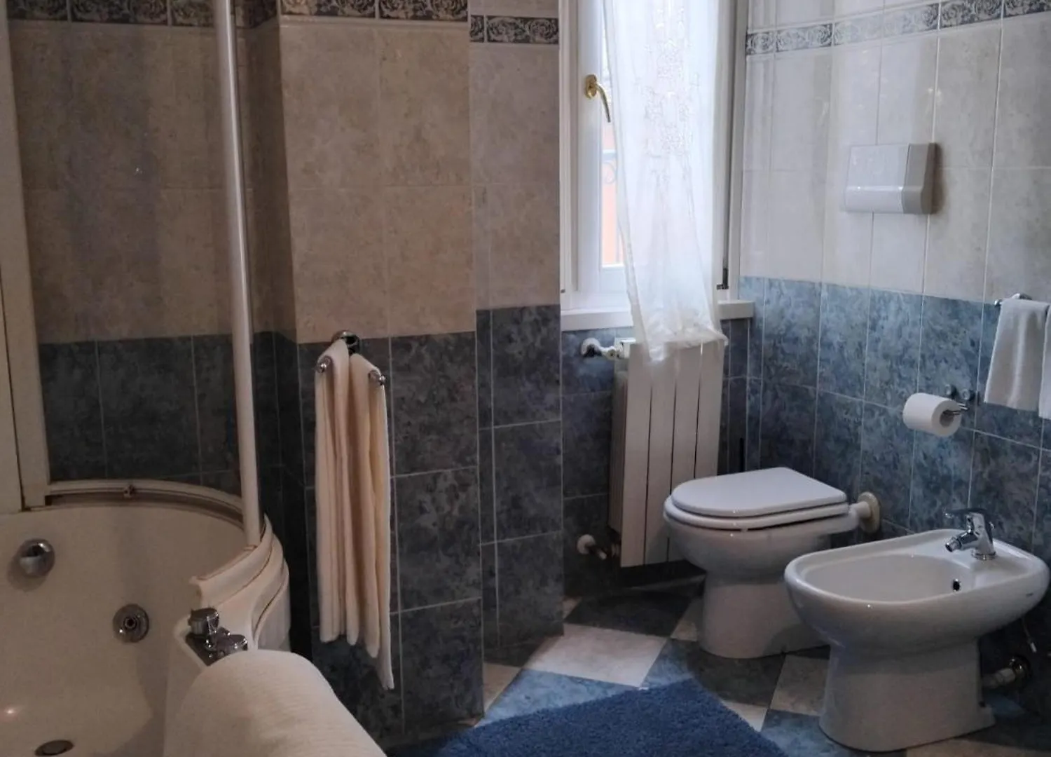 Iris- Brescia Old Town Apartment Italy