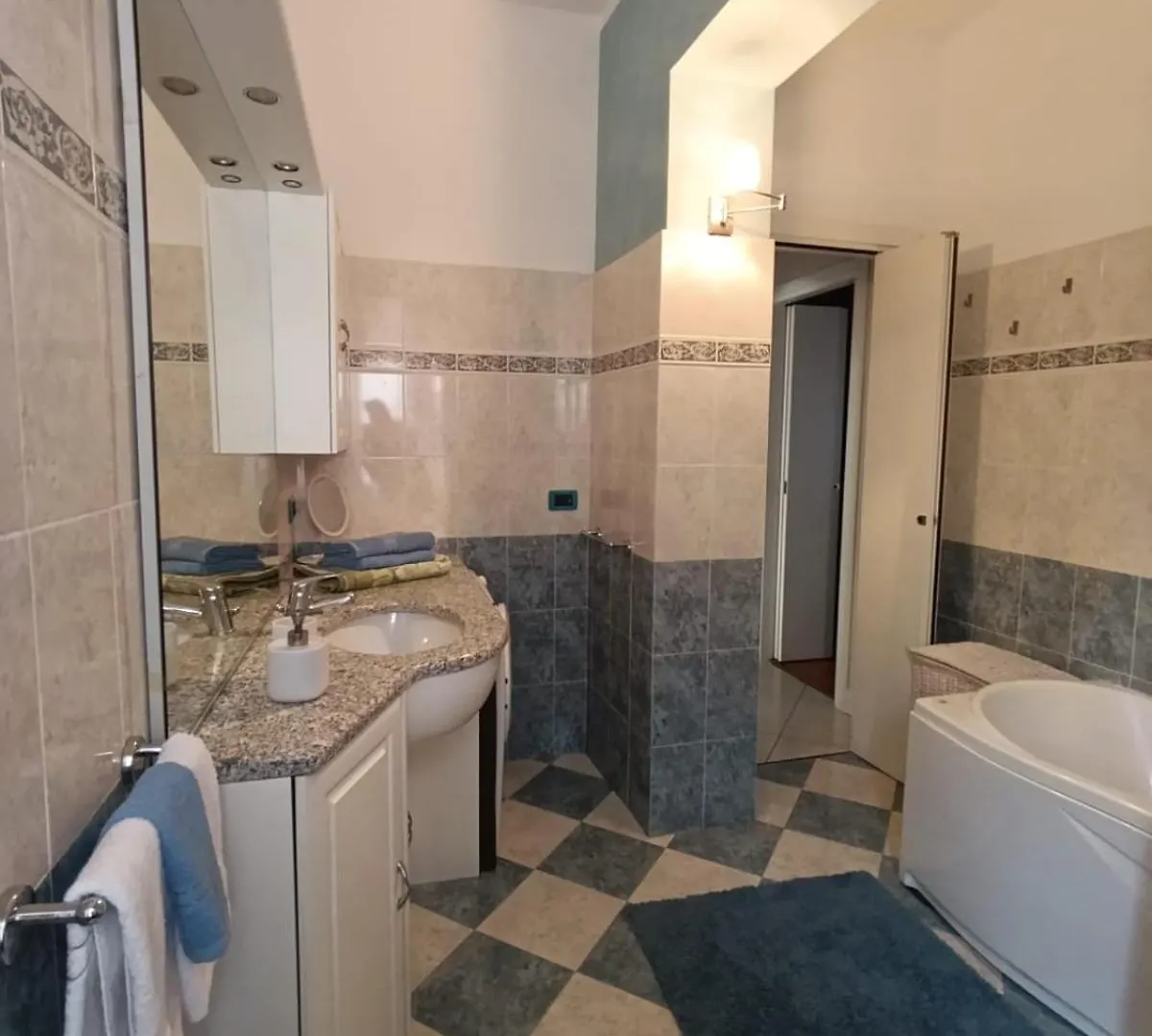 Iris- Brescia Old Town Apartment איטליה
